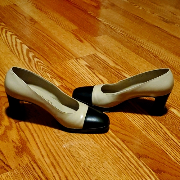 Ferragamo Black and Cream Shoes, Size 9 1/2 B - Picture 4 of 7